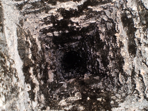 Silný decht v komíne.jpg